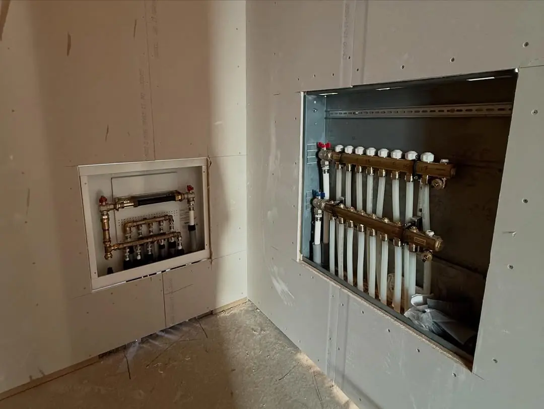 Infällda fördelarskåp för golvvärme under installation