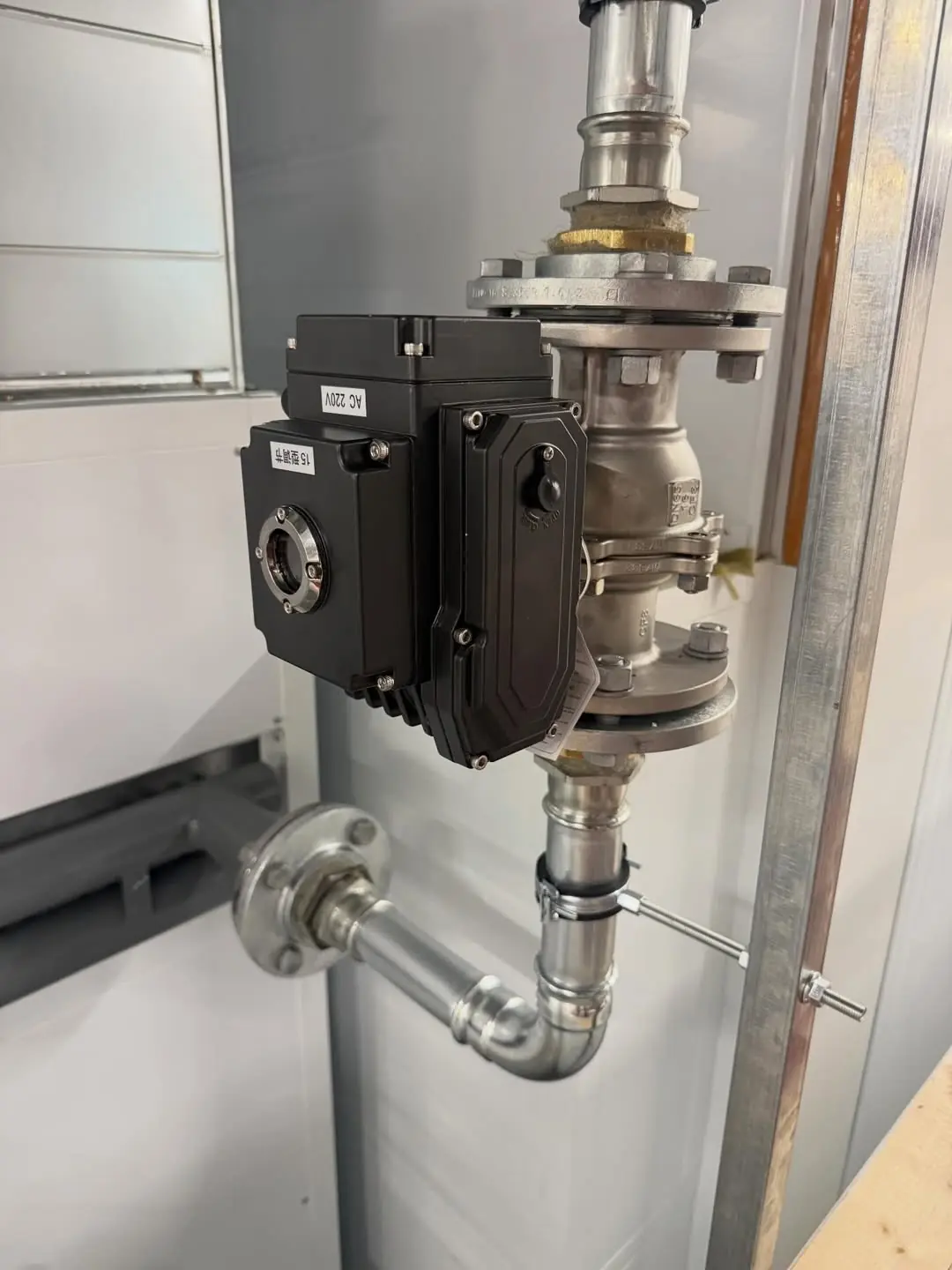 Ventil med elektriskt ställdon i industriell VVS-installation