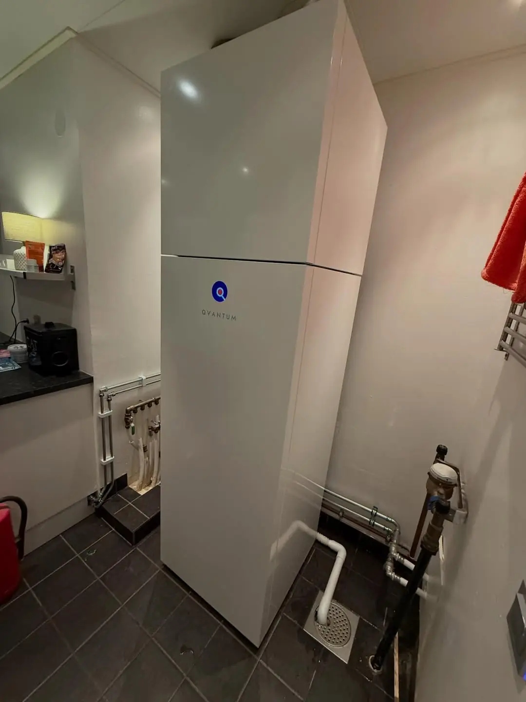 Qvantum värmepump installerad i bostadens teknikutrymme