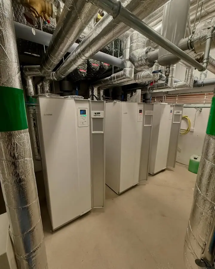 Flera värmepumpsenheter i större fastighetsinstallation